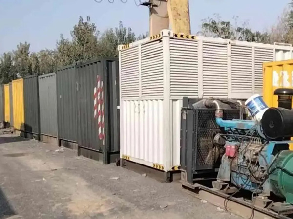 西区200KW柴油发电机机组每小时油耗是多少？